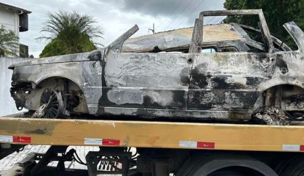 No local, um Fiat/Uno foi queimado com os corpos em seu interior.