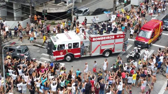 Cortejo de 13 km passou pelas ruas de Santos (SP)