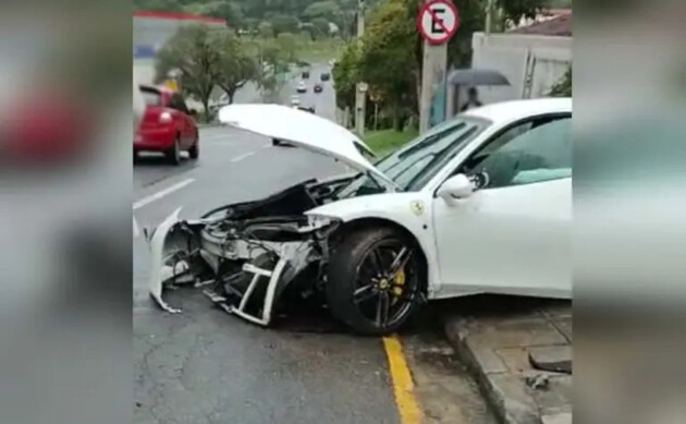 Ferrari teria se envolvido em um acidente com um outro automóvel
