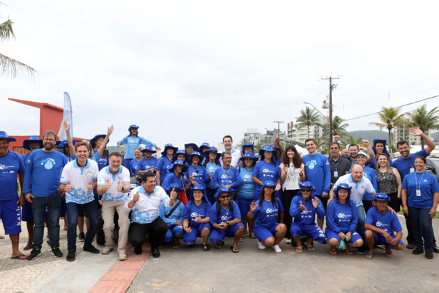 Com 140 trabalhadores, Sanepar inicia limpeza nas praias do Paraná