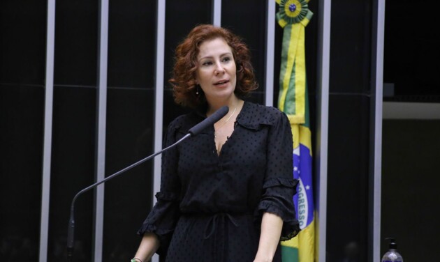 Carla Zambelli descumpriu resolução do Tribunal Superior Eleitoral que proibia o transporte de armas no fim de semana da eleição