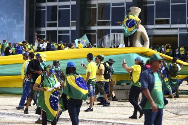 Movimentos sociais marcaram manifestações em defesa da democracia e pela punição dos golpistas