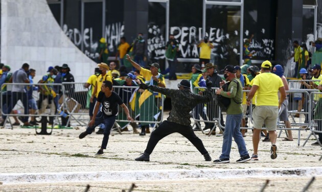 Atos antidemocráticos ocorreram na tarde deste domingo (8)