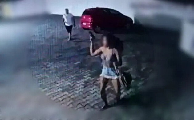 Nas imagens das câmeras de segurança é possível ver que a travesti e o policial discutem, até que ela vai para cima dele