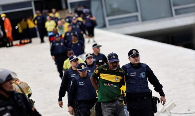 Além da operação, centenas de participantes dos atos em Brasília seguem detidos