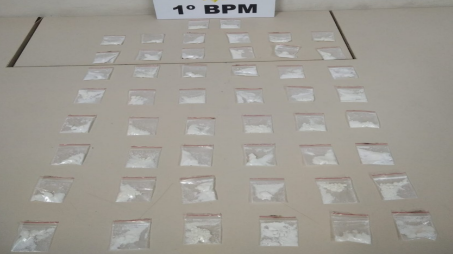 Na Palmeirinha, a prisão foi de 50 envelopes de cocaína (foto)