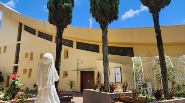 Com o nome de Santa Rita na Pedra da Oração, a escultura ficará instalada no jardim Roccaporena, área externa do santuário