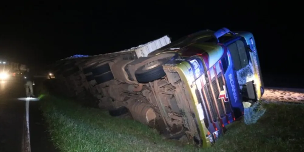 Caminhão tombou sobre o canteiro central na noite desta sexta, em Ponta Grossa