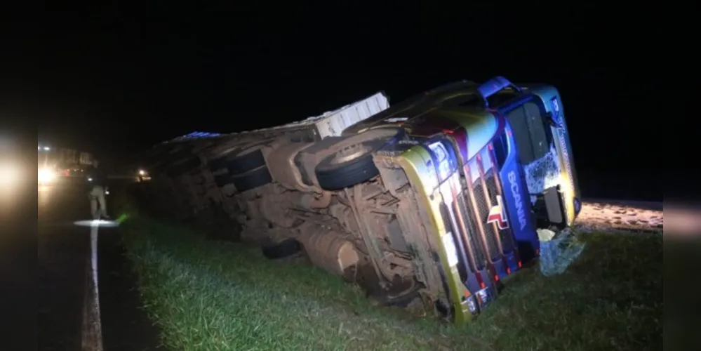 Caminhão tombou sobre o canteiro central na noite desta sexta, em Ponta Grossa