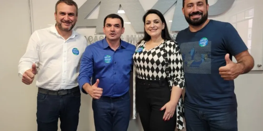 Prefeita de Carambeí, Elisangela Pedroso (PSB) esteve presente nas eleições, acompanhada pelo presidente da AMCG, Henrique Carneiro e outras lideranças