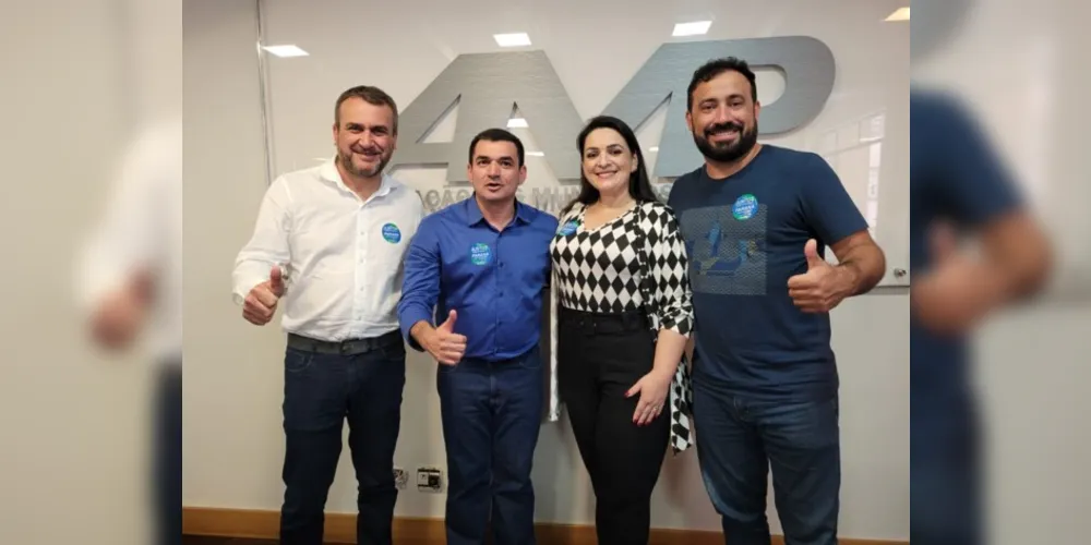 Prefeita de Carambeí, Elisangela Pedroso (PSB) esteve presente nas eleições, acompanhada pelo presidente da AMCG, Henrique Carneiro e outras lideranças