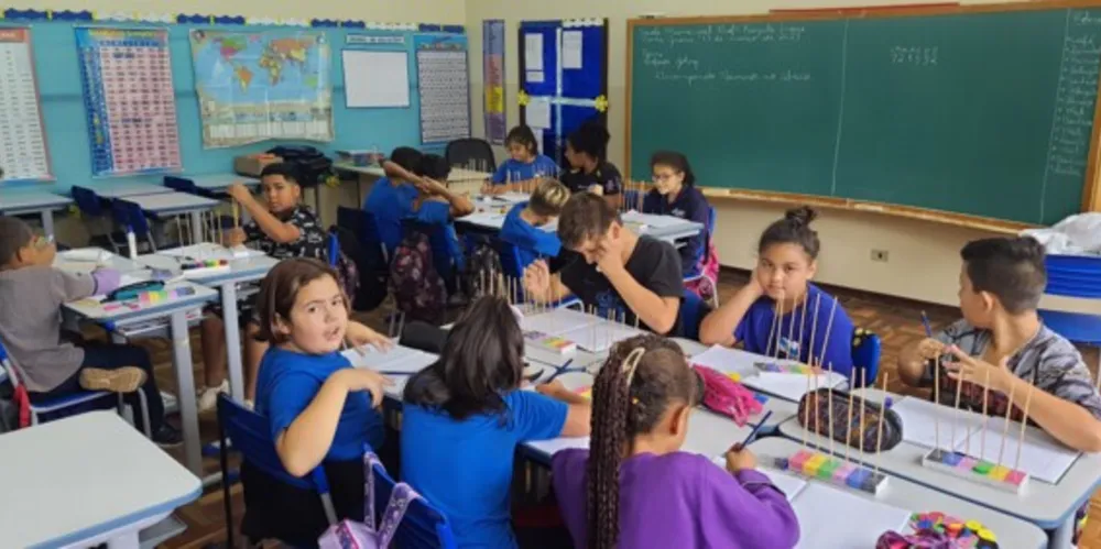 O trabalho consistiu na produção de ábacos com materiais com palitos e EVA