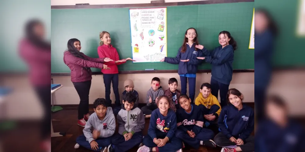 A turma confeccionou um cartaz e realizou uma apresentação musical para toda a escola