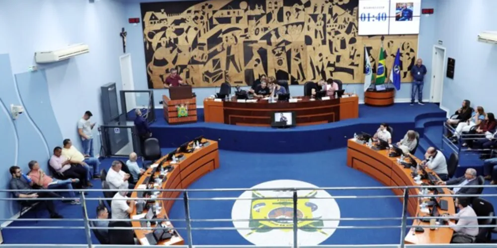 Regimento interno da Câmara estabelece que as  sessões terão a duração de 4 horas, podendo ser prorrogadas por igual período tantas vezes forem deliberadas