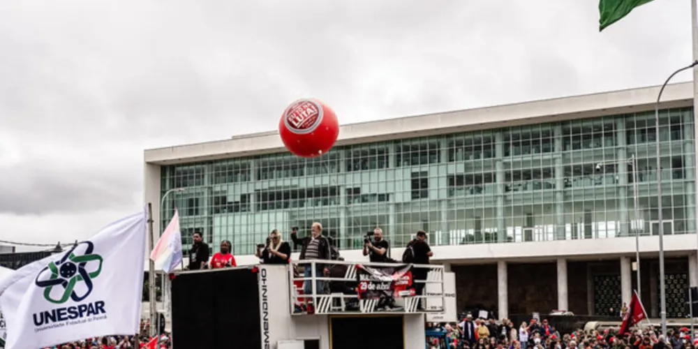 Manifestação relembra episódio de violência no dia 29 de abril de 2015 contra servidores e pede paz nas escolas