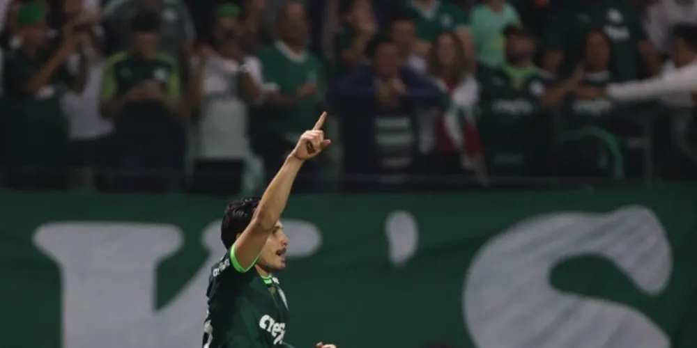 Raphael Veiga (foto) brilhou mais uma vez na vitória alviverde