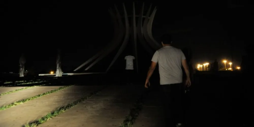 Reunir os amigos no momento de desligar a energia elétrica são maneiras de aderir ao movimento