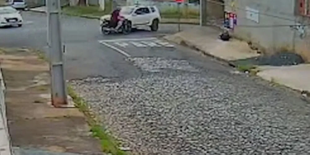 Motociclista foi socorrido pelo Siate do Corpo de Bombeiros e encaminhado para um dos hospitais da cidade