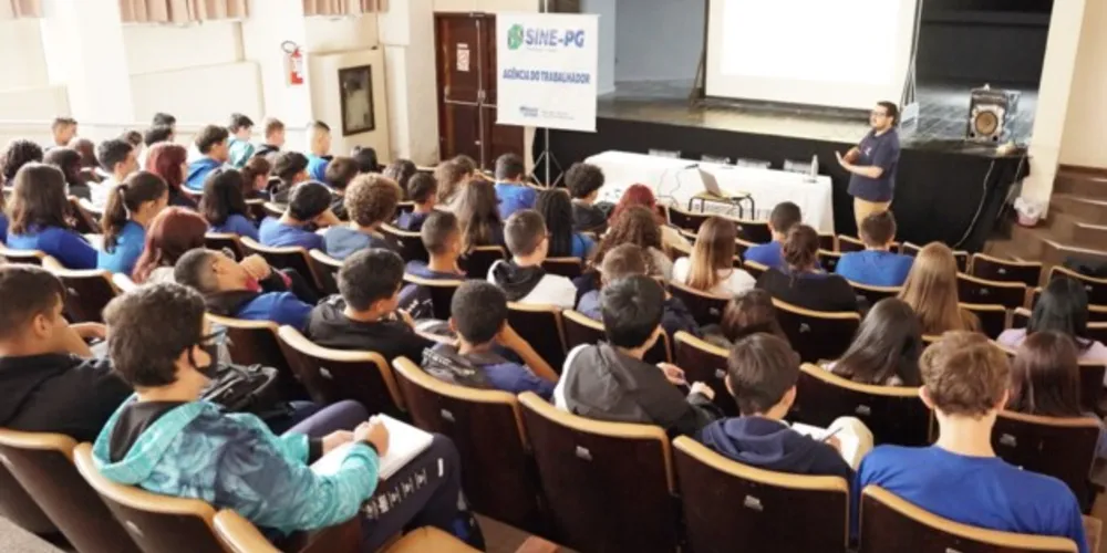 Na oportunidade, os estudantes assistiram a uma palestra ministrada pelo Grupo GERAR, sobre empregabilidade e receberam dicas sobre o mercado de trabalho