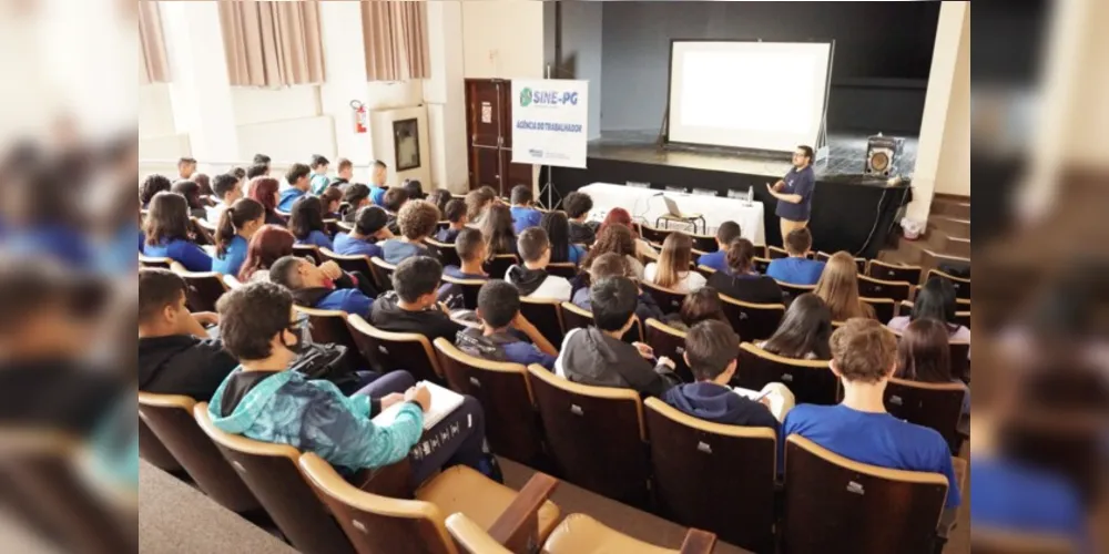 Na oportunidade, os estudantes assistiram a uma palestra ministrada pelo Grupo GERAR, sobre empregabilidade e receberam dicas sobre o mercado de trabalho