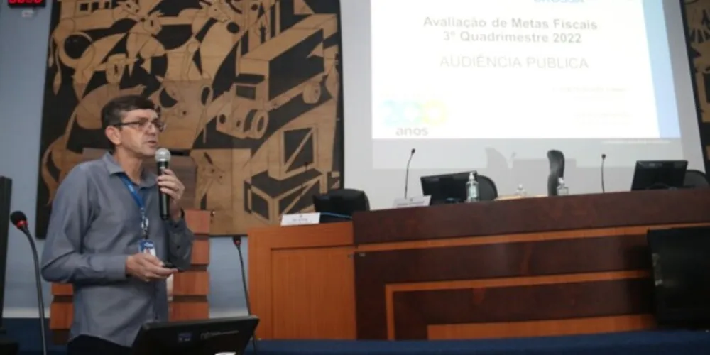 Claudio Grokoviski, secretário da Fazenda, durante apresentação das contas na Câmara Municipal