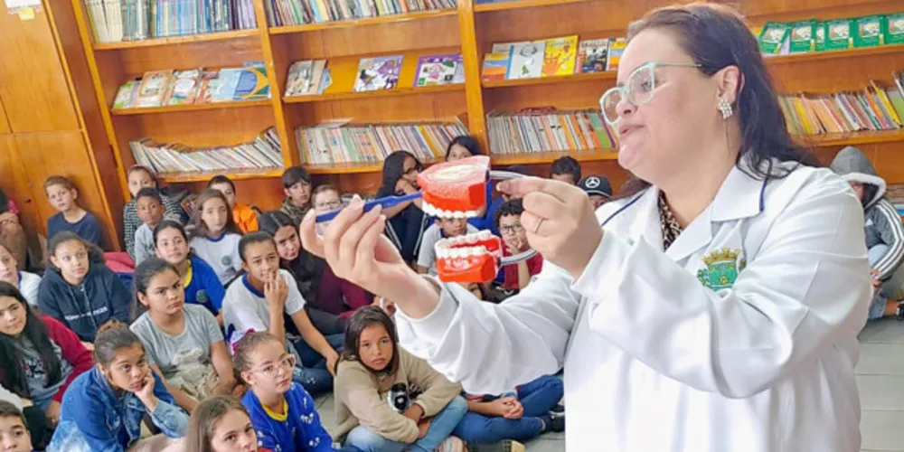 Os kits são compostos por escova, creme dental, colutório bucal, fio dental e estojo