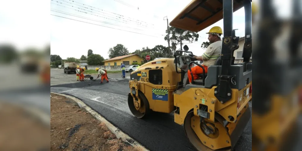 Equipes iniciaram a aplicação de capa asfáltica na rua Thaumaturgo de Azevedo, uma das 18 vias contempladas neste projeto