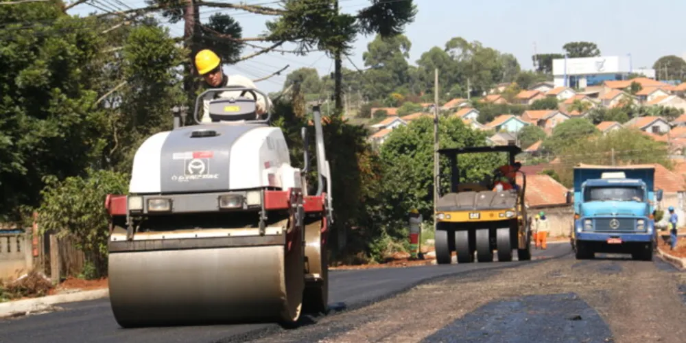 Nos últimos dias, as equipes realizaram a aplicação de capa asfáltica nas ruas João Visinoni e Jordão Cardoso