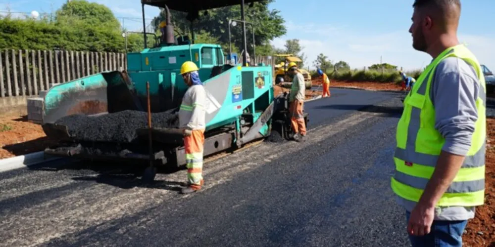 Nesta semana, as equipes iniciaram a aplicação de capa asfáltica na rua Quatorze, localizada ao lado do CMEI Profª Helena Parigot