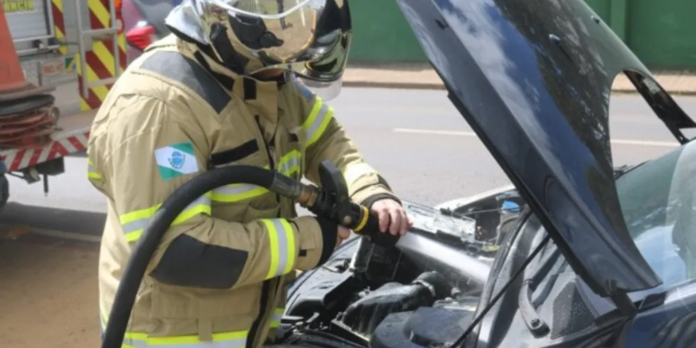 Enquanto seguia em direção ao centro da cidade, motorista percebeu sinais de fumaça no câmbio do carro; bombeiros prestaram atendimento