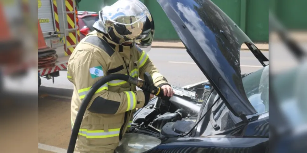 Enquanto seguia em direção ao centro da cidade, motorista percebeu sinais de fumaça no câmbio do carro; bombeiros prestaram atendimento