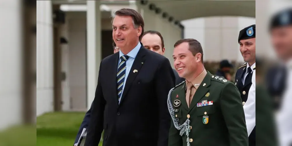 Bolsonaro e Mauro Cid durante mandato em 2022