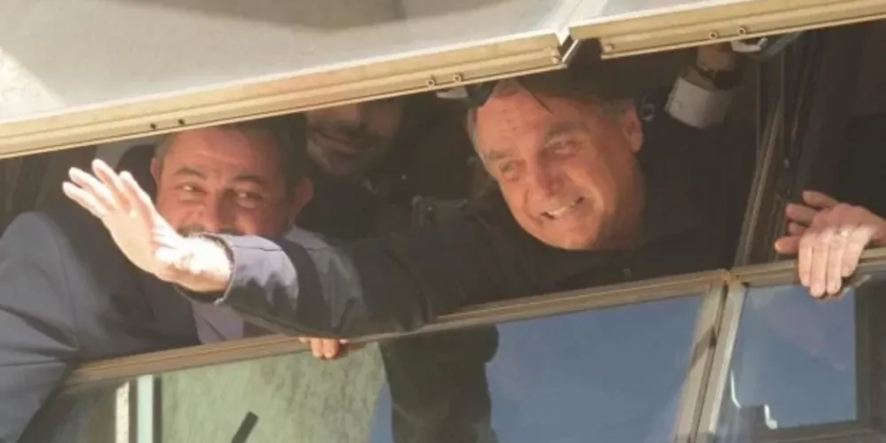 Bolsonaro acenou, de longe, para apoiadores que o aguardavam