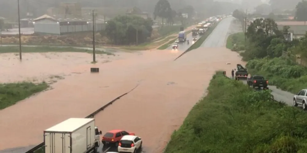 Rodovia da BR-376 , na altura do Vendrami está interditada
