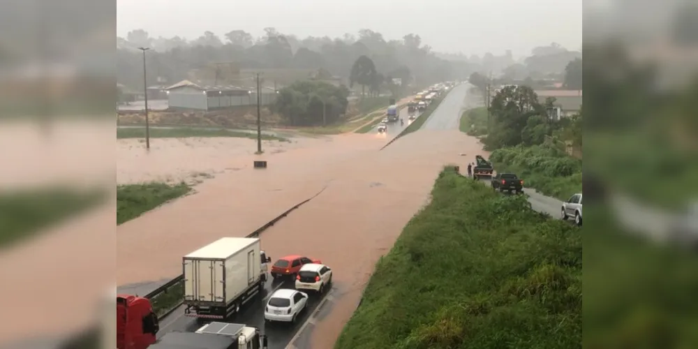 Rodovia da BR-376 , na altura do Vendrami está interditada