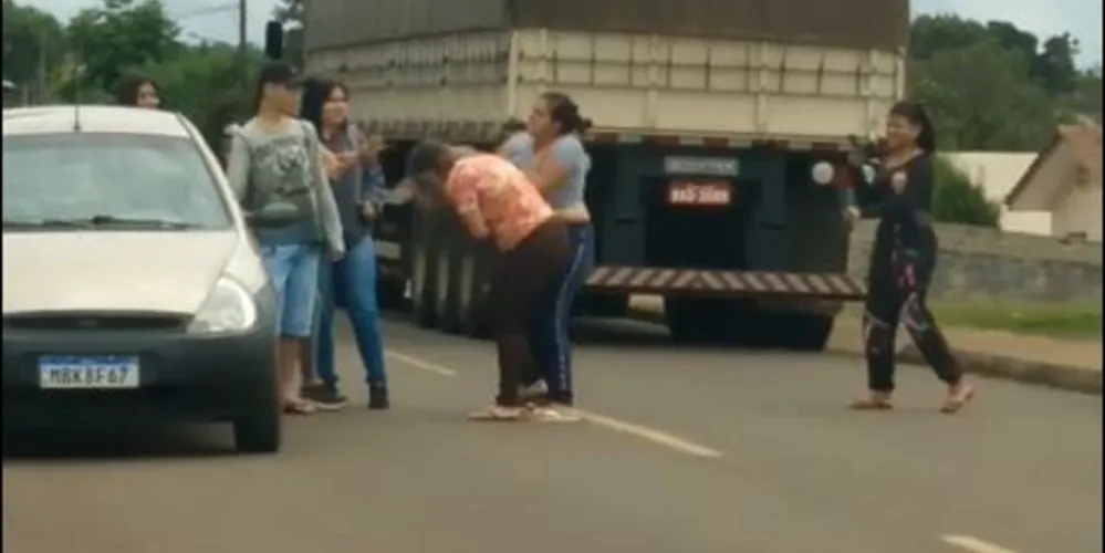 Briga só acabou quando outras pessoas interviram na situação