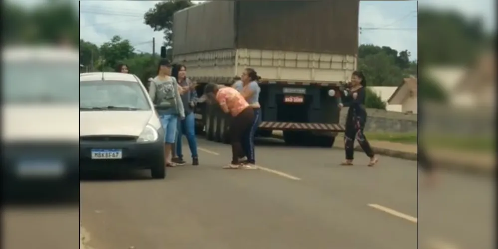 Briga só acabou quando outras pessoas interviram na situação