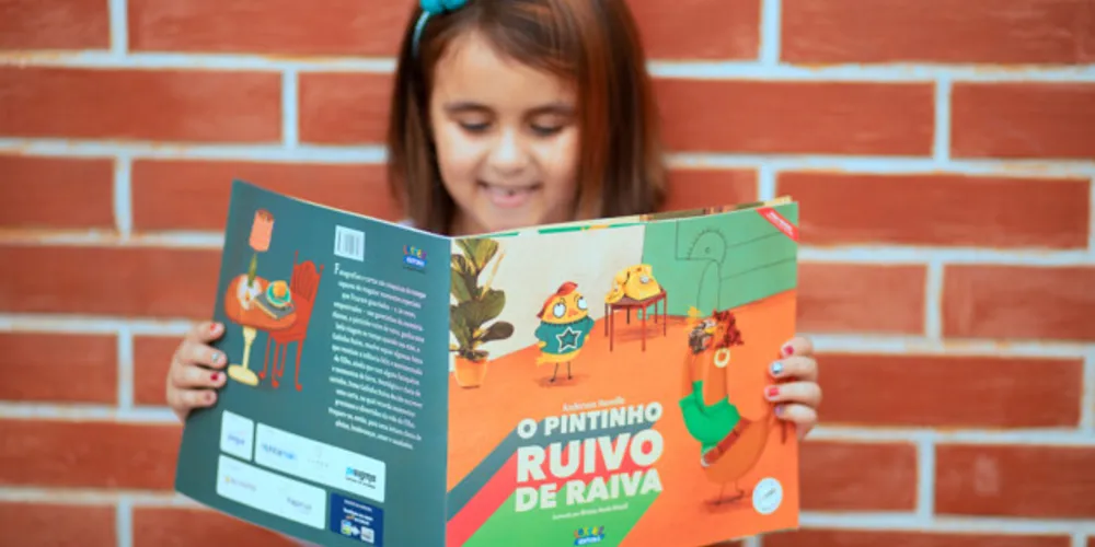 O cenário se passa nos anos 80 e faz várias menções à época