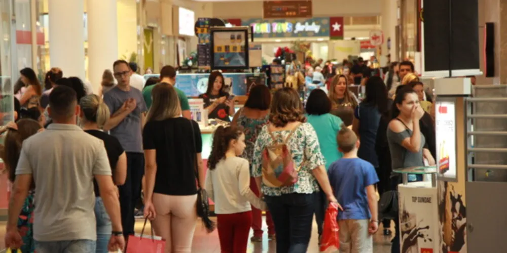 Setores do comércio e de serviços foram os principais responsáveis por cidade apresentar terceiro mês consecutivo com mais contratações do que demissões em carteira assinada