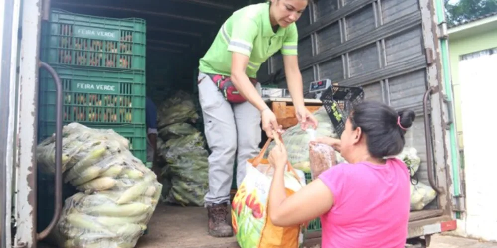 A cada três quilos de material reciclável ou quatro pneus inservíveis, o cidadão tem direito a trocar por um quilo de alimento