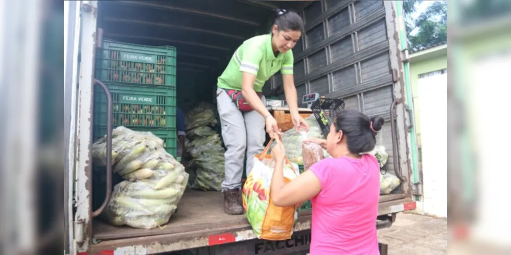 A cada três quilos de material reciclável ou quatro pneus inservíveis, o cidadão tem direito a trocar por um quilo de alimento