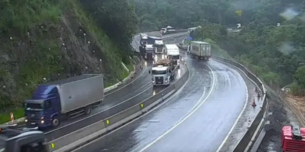 BR-376, que liga o Paraná a Santa Catarina, foi liberada às 20h desta terça-feira (18).