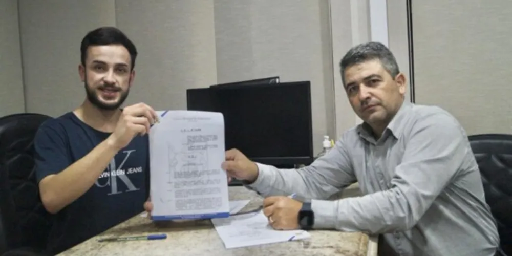 À esquerda o vereador Filipe Chociai (PSD) e à direita o parlamentar Pastor Ezequiel (Avante)