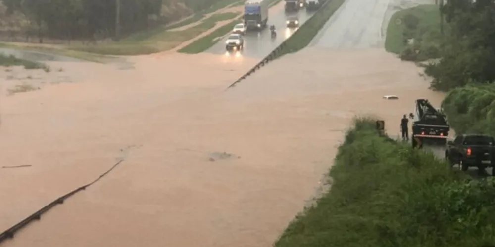 Um forte temporal atingiu a cidade de Ponta Grossa na tarde desta quinta-feira (9), por volta das 16h. A forte chuva causou inundação em algumas ruas e também queda de energia em alguns pontos, como na região do Oficinas.
