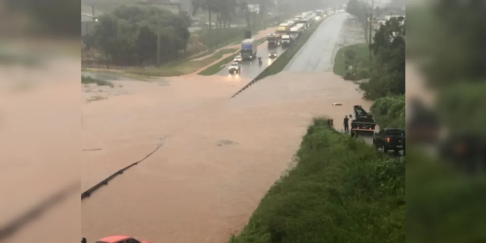 Um forte temporal atingiu a cidade de Ponta Grossa na tarde desta quinta-feira (9), por volta das 16h. A forte chuva causou inundação em algumas ruas e também queda de energia em alguns pontos, como na região do Oficinas.