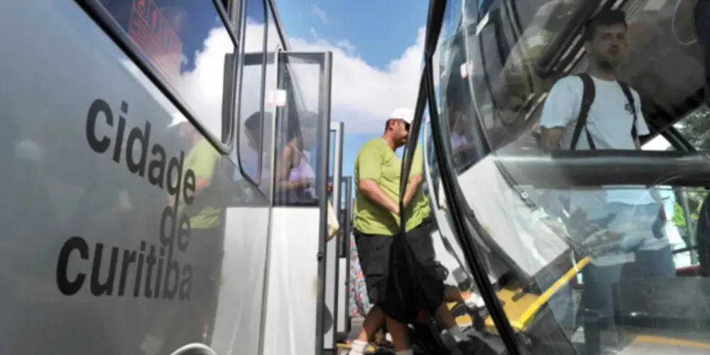 A tarifa é reajustada no fim de fevereiro de cada ano, com base na variação de custos do transporte coletivo