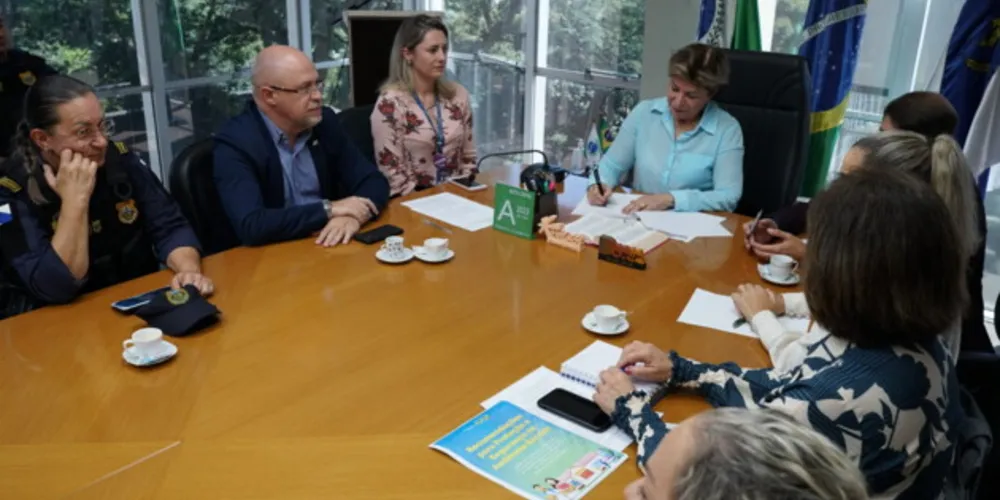 Ainda durante a reunião, a prefeita Elizabeth Schmidt também assinou o decreto que cria o Observatório da Criança e do Adolescente