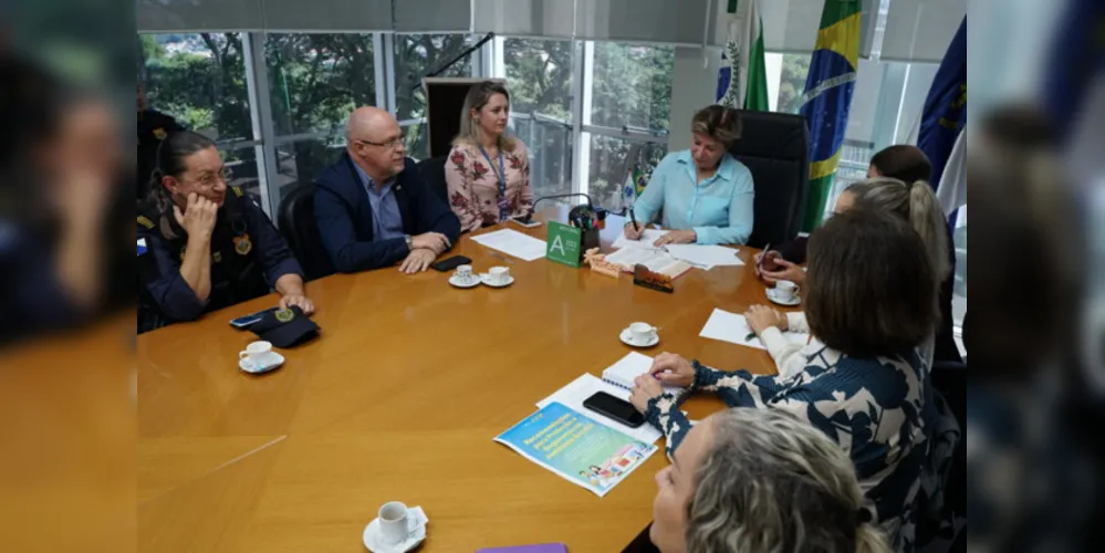 Ainda durante a reunião, a prefeita Elizabeth Schmidt também assinou o decreto que cria o Observatório da Criança e do Adolescente