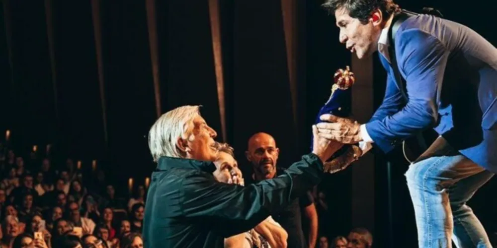 José e Iolanda puderam escutar duas de suas músicas preferidas frente a frente com o cantor