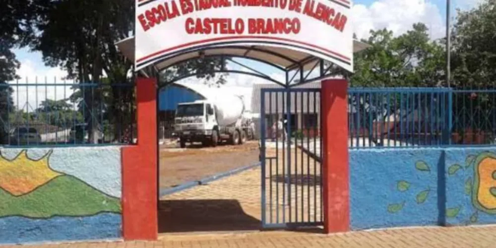 Adolescente leva garrafada no rosto em escola no PR